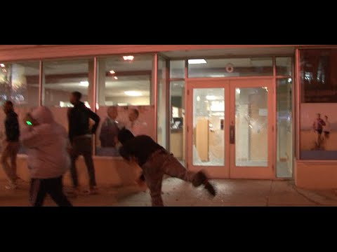 مشاهد صادمة لعمليات تدمير ونهب الممتلكات العامة والخاصة فى بالتيمور