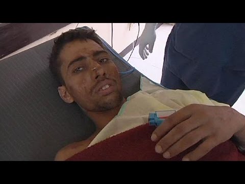 شاهد فريق انقاذ فرنسي يخرج أحد الأحياء من بين الانقاض