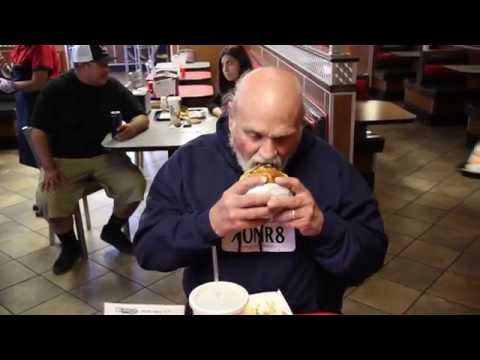 منح أمريكى وجبة برجر مجاناً لمدة عام