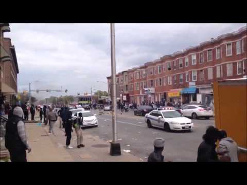 السود يرجمون سيارات الشرطة الأمريكية