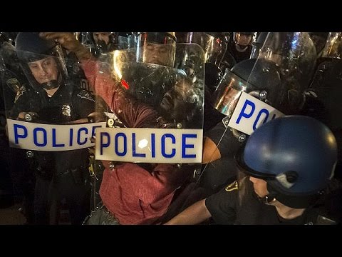 شاهد ليلة من المسيرات السلمية للتنديد بعنف الشرطة