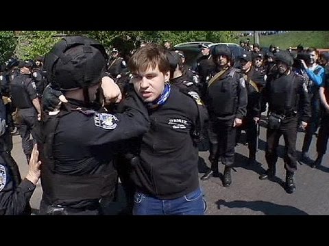 بالفيديو الشيوعيون  في أوكرانيا يحيون عيد العمال