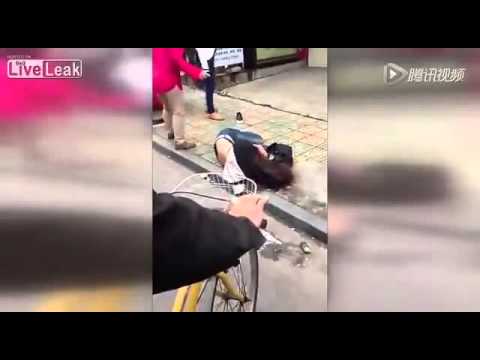 شاهد فتاة تبرح غريمتها ضربًا وتمزق ملابسها