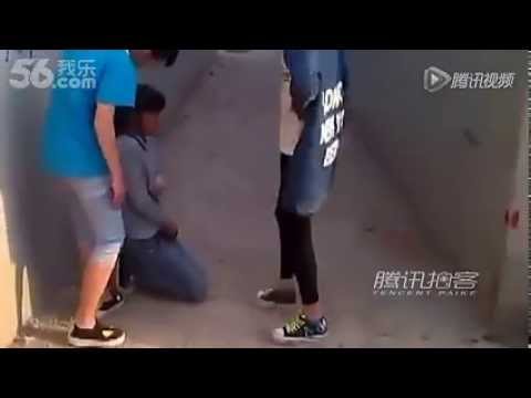 فتاتان تجبران صديقتهما على الركوع