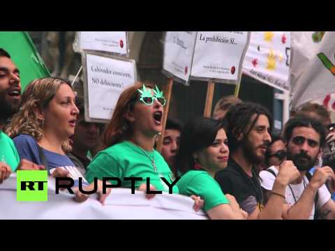 بالفيديو مظاهرات مطالبة بإضفاء الشرعية على تعاطي الحشيش في الأرجنتين