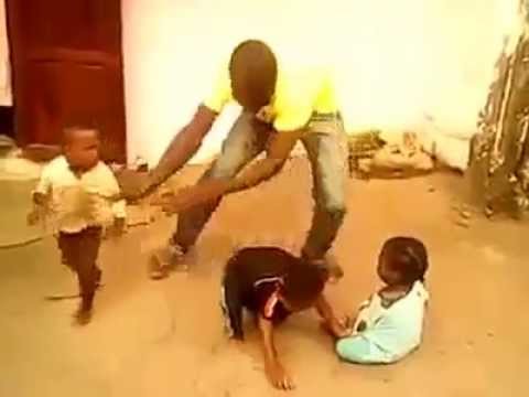 بالفيديو طفل يدافع عن أشقاءه بإستماتة