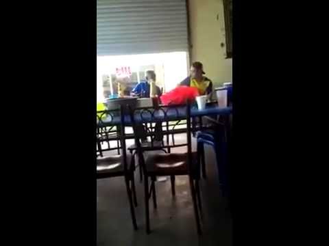 بالفيديو شاب يعتدي على رجل مسن في مطعم