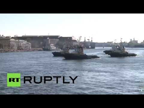 كاسحات جليد تقدم عرضا في نهر نيفا