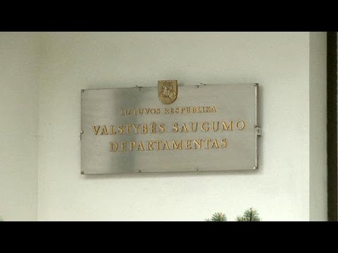 شاهد ليتوانيا توقف شخصًا يشتبه أنه جاسوس روسي