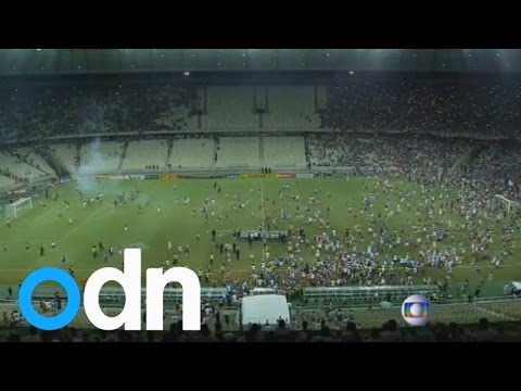 بالفيديو حلقة جديدة لمسلسل الشغب في ملاعب البرازيل