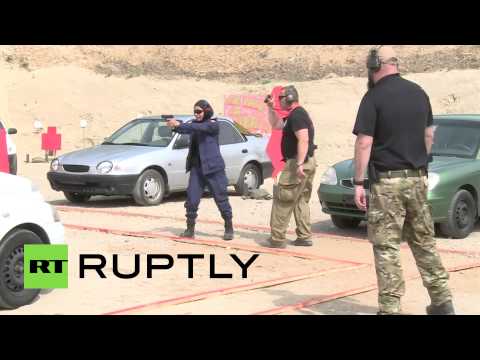 بالفيديو ضباط الشرطة يتسابقون في بطولة للرماية