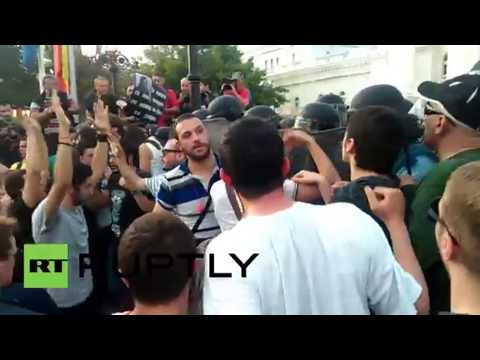 بالفيديو إصابة 19 شخصًا إثر اشتباكات في العاصمة المقدونية