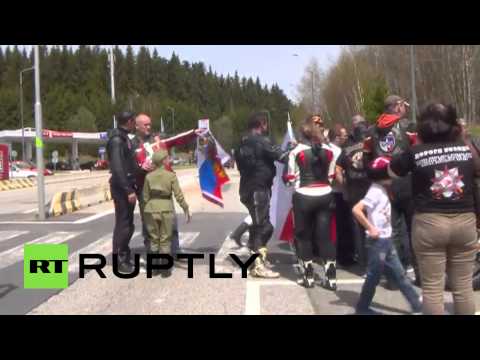 شاهد نادي ذئاب الليل الروسي يصل براغ