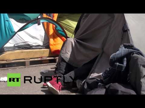 شاهد عشرات المهاجرين يعيشون في خيام في باريس
