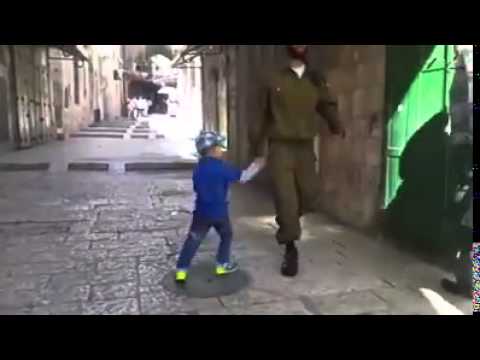 شاهد براءة طفل فلسطيني يضرب جنود الاحتلال