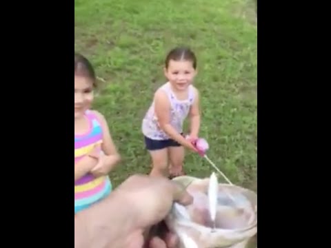 بالفيديو طفلة تصطاد سمكة بنفس طولها