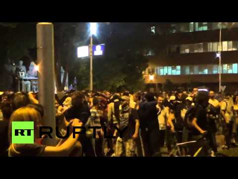 محتجون يقذفون مبنى البرلمان المقدوني بالبيض