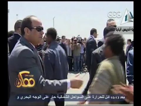 شاهد الرئيس السيسي يستقبل الإثيوبيين المحررين في مطار القاهرة