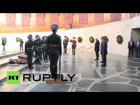 شاهد وزير الخارجية الألماني يضع الزهور في معقل هزيمة ألمانيا