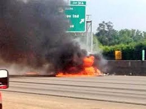 تحطم طائرة أمريكية على الطريق السريع ومصرع طاقمها