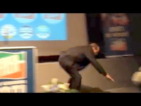 فيديو بيرلسكوني يسقط بشكل كوميدي خلال مؤتمر صحافي