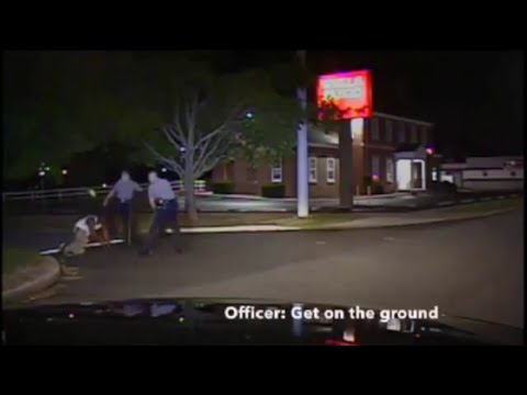 شاهد شرطي أميركي يركل شخصًا أسود في وجهه