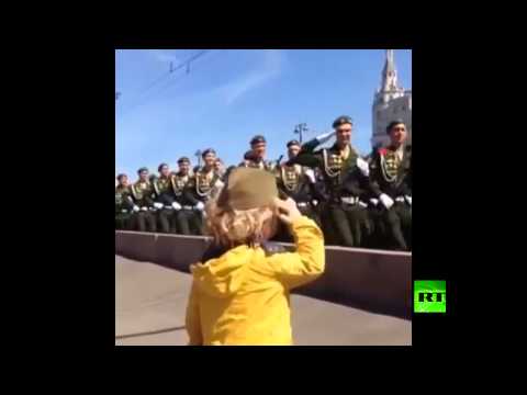 بالفيديو جنود روس يؤدون تحية عسكرية لطفل