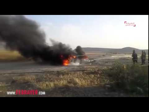بالفيديو كيف حاصرت النيران شابين في سيارة احترقت بالكامل