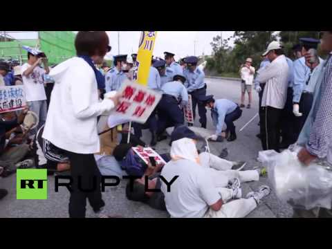 بالفيديو اشتباكات بين الشرطة ومعارضين