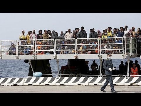 شاهد استمرار تدفق المهاجرين على السواحل الإيطالية