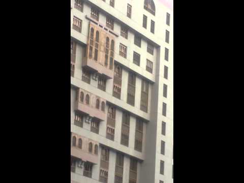 شاهد هندي يحاول الانتحار قبالة المسجد النبوي الشريف