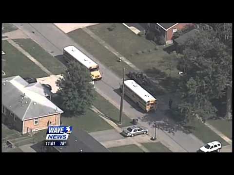 لقطات مروعة ترصد حافلة مدرسة تسحل طالبة أثناء نزولها