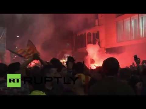 شاهد آلاف المشجعين يحتفلون بفوز برشلونة بلقب الليغا