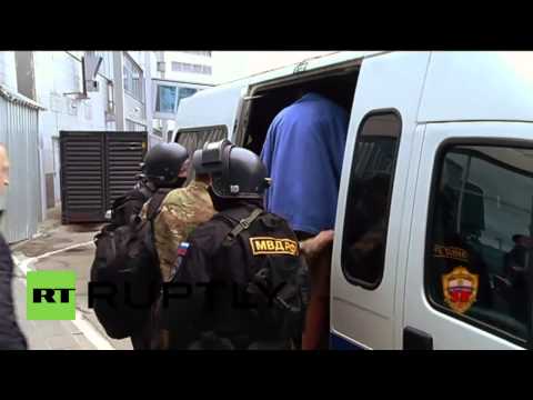 بالفيديو ترحيل مختلس أموال روسي من كمبوديا إلى موسكو