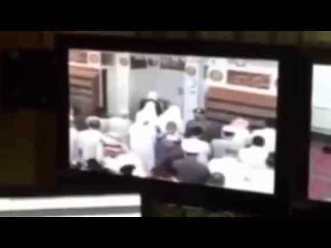 شاهد شخص يحاول الاعتداء على الشيخ الحذيفي