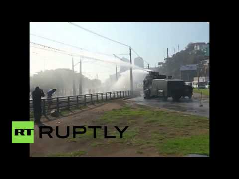 شاهد الشرطة تفرق صيادين محتجين بخراطيم المياه