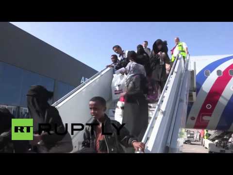 شاهد استقبال رسمي لـ95 مواطنا في الصومال