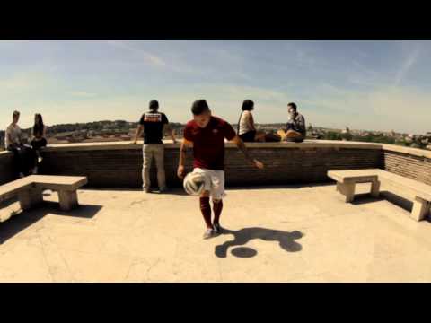 شاهد لاعب في فريق روما يستعرض مهاراته الكروية