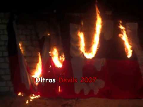 شاهد أولتراس ديفلز يشعل النيران في علم الرابطة بعد حلها