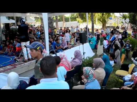 شاهد هشام بهلول يروي القصص للأطفال في المهرجان