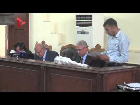 شاهد القاضي يفحص بندقية آلية ضمن الأحراز