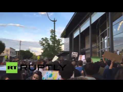 فيديو سكان أوليمبيا يتظاهرون احتجاجًا على ممارسات الشرطة