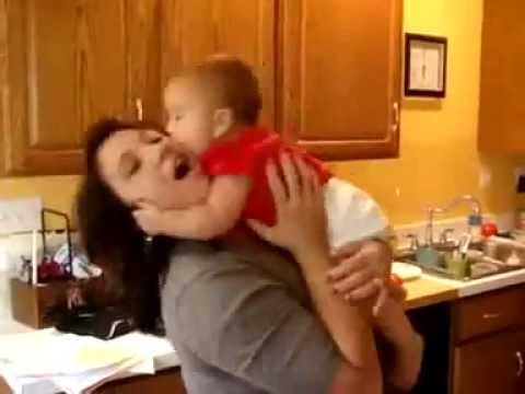 طفل يعبر عن حبه لأمه بشكل جميل