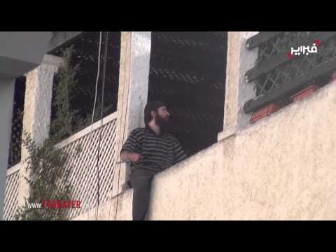 فيديو شاب يضرم النيران في بيت والديه ويهدد الأمن