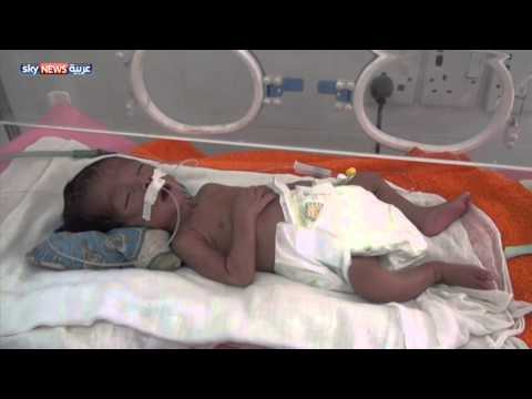 بالفيديو سفينة مساعدات إماراتية تصل إلى مدينة عدن