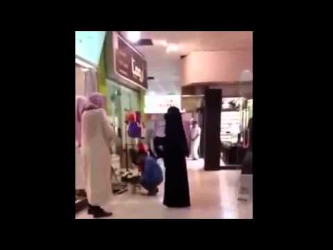 بالفيديو مشادة حادة تقع بين عضو هيئة وفتاة سعودية