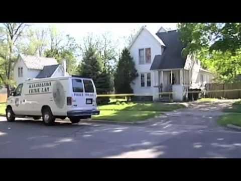 بالفيديو طفل يلهو بمسدس يتسبب بقتل امرأة وجنينها