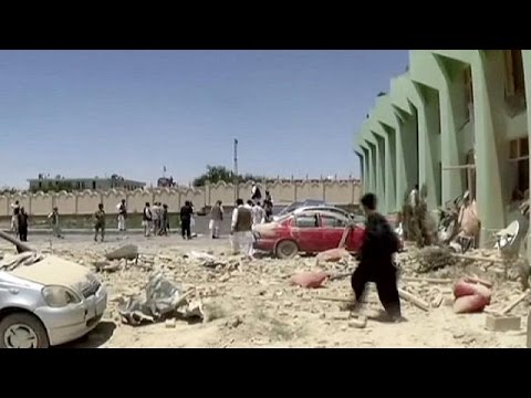 شاهد إصابة 70 شخصًا في هجوم انتحاري في أفغانستان