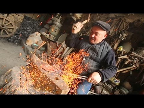 شاهد قرية لاهيج تنبض على إيقاع المطرقة والسندان