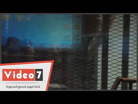بالفيديو مرسي بالبدلة الزرقاء يقبع خلف القفص الزجاجي لمحاكمته